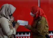 Pemkot Bandar Lampung Menyerahkan Bantuan Sosial