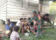 Danramil 1710-06/Agimuga Membantu Kelancaran Acara Adat Bakar Batu Dalam Acara Kedukaan Warga Yang Meninggal Dunia