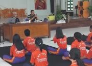 Komsos di Sekolah, Babinsa Koramil 03/Kuala Kencana Latih Siswa PBB