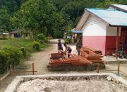 Satgas TMMD Kodim 1805/Raja Ampat Melangsir Mengangkat Kayu ke Titik Sasaran Dengan Cara Manual