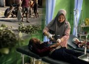 Jalan Berlubang di Panaragan Jaya Renggut Nyawa Pengendara, Warga Bergerak Swadaya Tambal Lubang